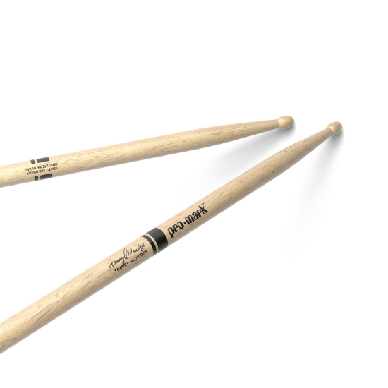 Immagine di Bacchette in quercia giapponese Shira Kashi ProMark 2S con punta in legno, design di Tommy Aldridge