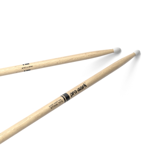 Immagine di Bacchette ProMark Classic Attack 747B in quercia Shira Kashi, punta ovale in nylon