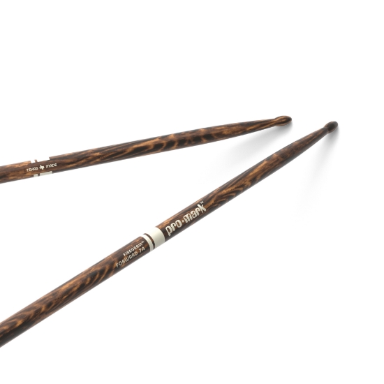 Immagine di Bacchette ProMark Classic Forward 7A FireGrain in noce americano, punta ovale in legno